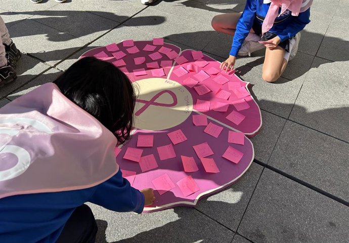 Niños y mayores han plasmado mensajes de esperanza ante el cáncer de mama