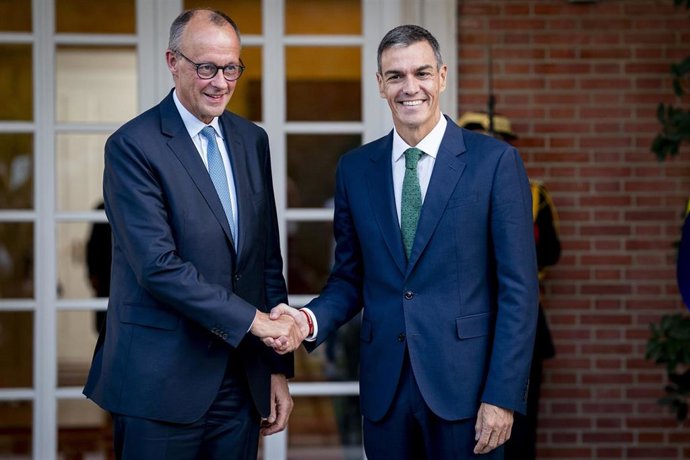 Archivo - El presidente del Gobierno, Pedro Sánchez (d), recibe al canciller de la República Federal de Alemania, Friedrich Merz (i), en el Palacio de la Moncloa