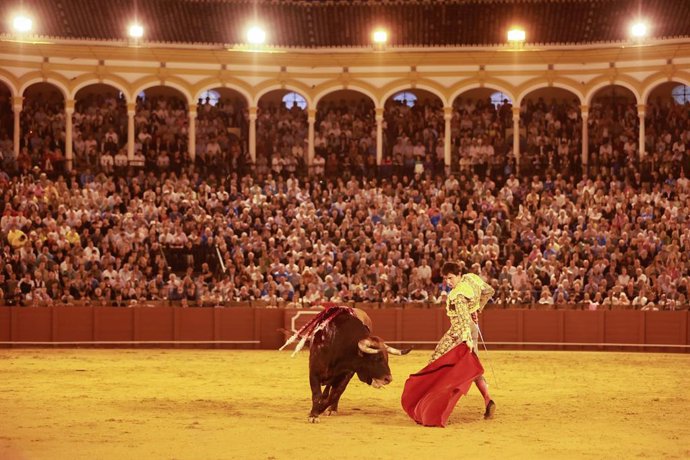 El torero Roca Rey durante el tercer festejo de la San Miguel en la Real Maestranza de Caballería, a 28 de septiembre de 2025 en Sevilla (Andalucía, España). 