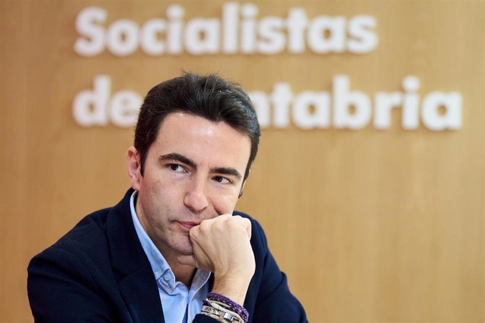 Archivo - El secretario general del PSOE de Cantabria, Pedro Casares