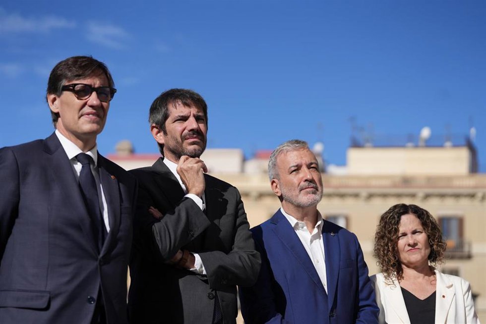 El presidente de la Generalitat, Salvador Illa, el ministro Ernest Urtasun, el alcalde de Barcelona, Jaume Colboni, y la consellera Snia Hernández, durante una visita al inicio de las obras de la Biblioteca del Estado