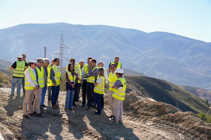 La consejera de Fomento, Articulación del Territorio y Vivienda, Rocío Díaz, ha visitado este viernes las obras de la primera fase del nuevo acceso a la Alpujarra.