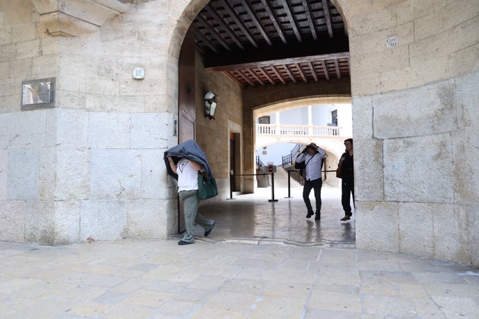 Los acusados, saliendo de la Audiencia Provincial.