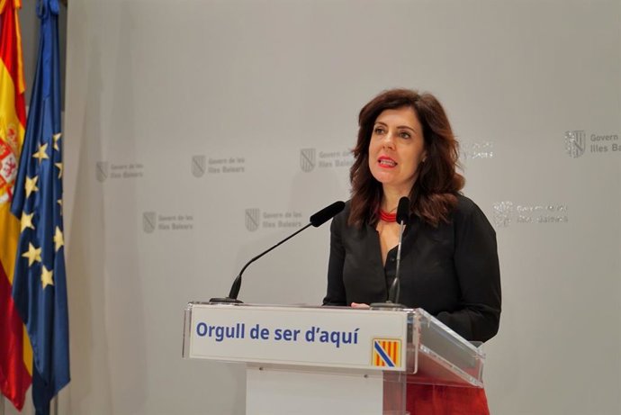 La consellera de Familias, Bienestar Social y Atención a la Dependencia, Sandra Fernández, en una rueda de prensa posterior al Consell de Govern.