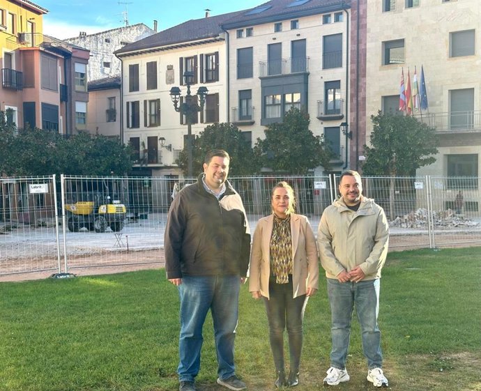 Visita de la delegada del Gobierno en La Rioja, Beatriz Arraiz Nalda, a Nájera con motivo de las obras en la Plaza de España.