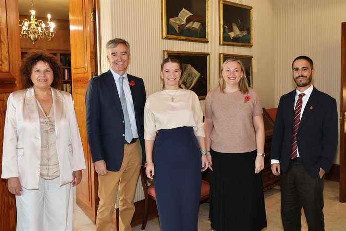 La presidenta del Govern, Marga Prohens, y el embajador del Reino Unido en España, Alex Ellis, tras mantener una reunión.