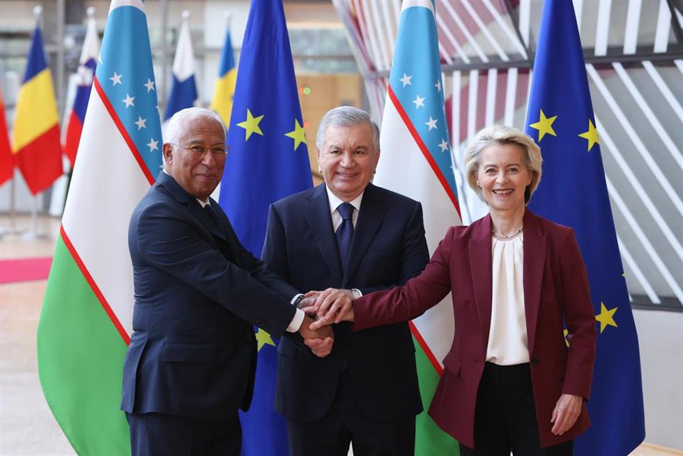 El presidente del Consejo Europeo, Antonio Costa, con el presidente uzbeko, Shavkat Mirziyoyev, y la presidenta de la Comisión Europea, Ursula von der Leyen.
