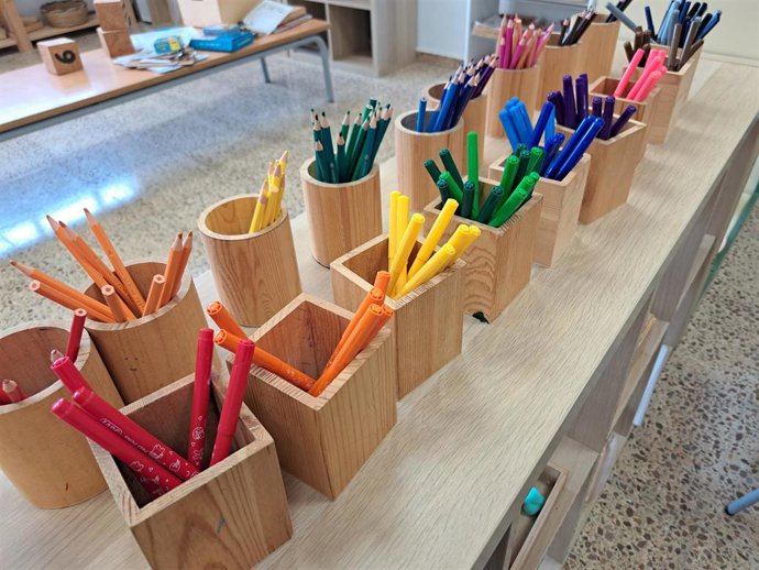 Archivo - Lapiceros en una aula escolar.