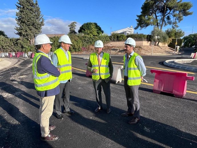 El delegado del Gobierno de la Junta, Ricardo Sánchez, acompañado del alcalde de Tomares, José María Soriano, y del delegado territorial de Fomento, Francisco de Paula, visitan las obras de la A-8063.