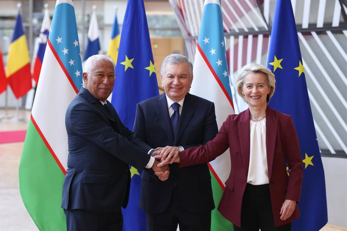 O presidente do Conselho Europeu, Antonio Costa, com o presidente do Uzbequistão, Shavkat Mirziyoyev, e a presidente da Comissão Europeia, Ursula von der Leyen.