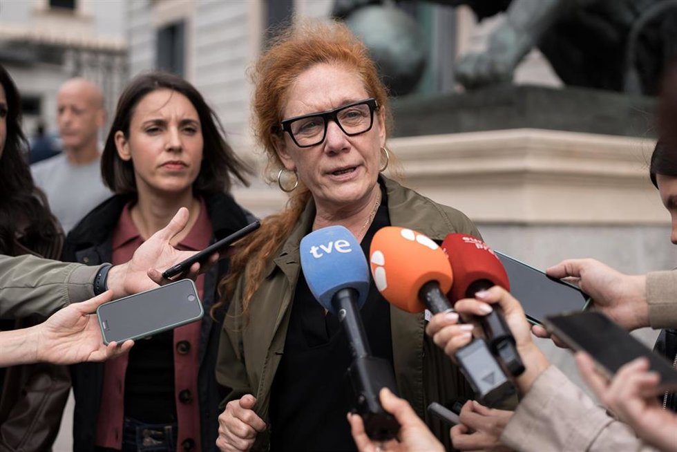 La secretaria política de Podemos, Irene Montero (i), y la periodista Cristina Fallarás (d) atienden a los medios ante el Congreso.