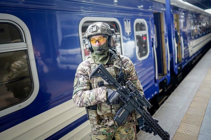 Archivo - Arquivo - dpatop - 10 de maio de 2025, Ucrânia, Kiev: Um soldado fortemente armado protege o trem especial que transporta a chanceler alemã de volta à Polônia após a reunião da Coalizão da Vontade em Kiev. Mais cedo, os líderes europeus se reuni