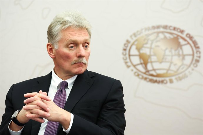 RÚSSIA, MOSCOU - 23 DE OUTUBRO DE 2025: Dmitry Peskov, Secretário de Imprensa do Presidente da Rússia, participa de uma reunião do Conselho de Curadores da Sociedade Geográfica Russa, no Palácio Estatal do Kremlin