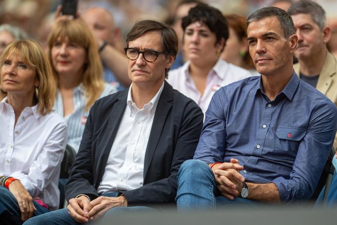 Archivo - El presidente de la Generalitat de Cataluña, Salvador Illa (i) y el presidente del Gobierno, Pedro Sánchez (d), durante la Fiesta de la Rosa del PSC, a 21 de septiembre de 2025, en Gavà, Barcelona, Cataluña (España). La fiesta de la Rosa es el g