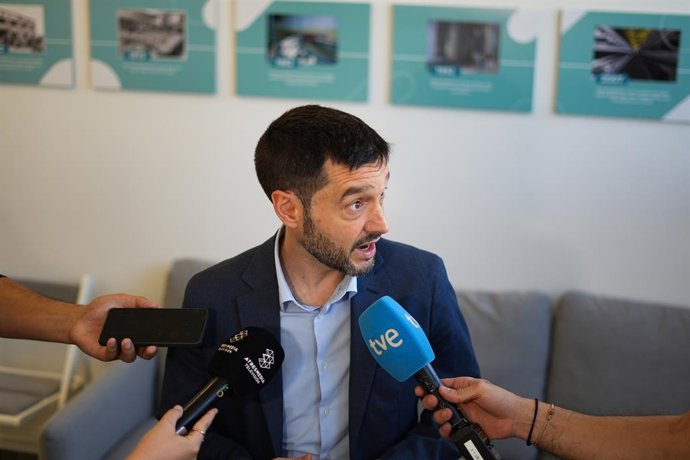 El ministre de Drets Socials, Consum i Agenda 2030, Pablo Bustinduy, atén als mitjans de comunicació, a 24 d'octubre del 2025, a Sedaví, València, Comunitat Valenciana (Espanya). 