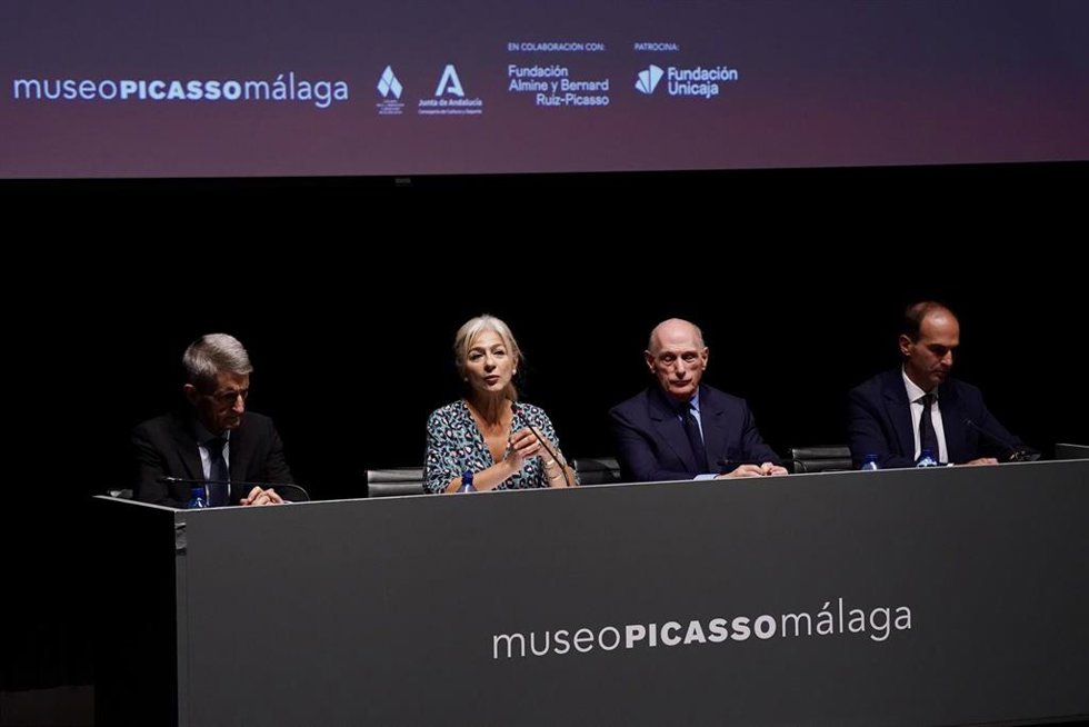 La consejera de Cultura y Deporte, Patricia del Pozo, Bernard Ruiz-Picasso, copresidente de la Fundación Almine y Bernard Ruiz-Picasso, José M. Domínguez, presidente de Fundación Unicaja, y Miguel López Remiro, director artístico del Museo Picasso Málag