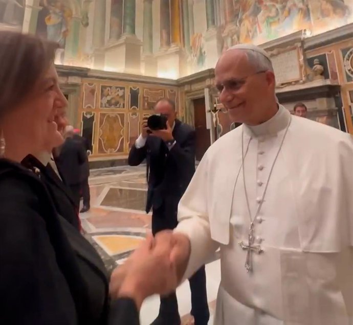 El Papa León XIV saluda a María Dolores García, presidenta de la UCAM, institución que administra y gestiona la sede de Madrid del Pontificio Instituto Teológico Juan Pablo II