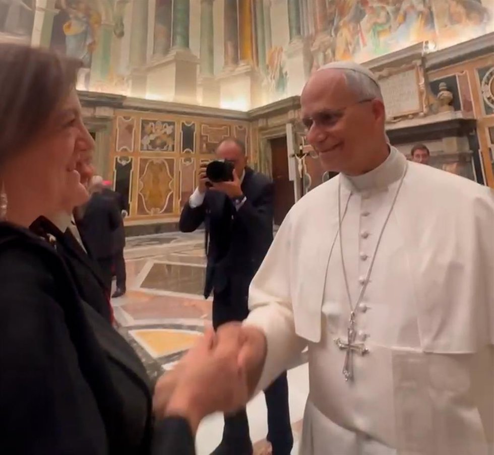 El Papa León XIV saluda a María Dolores García, presidenta de la UCAM, institución que administra y gestiona la sede de Madrid del Pontificio Instituto Teológico Juan Pablo II