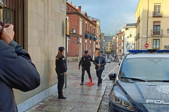 Entrada del acusado del 'crimen de Nochebuena' a la Audiencia Provincial de León el primer día del juicio.