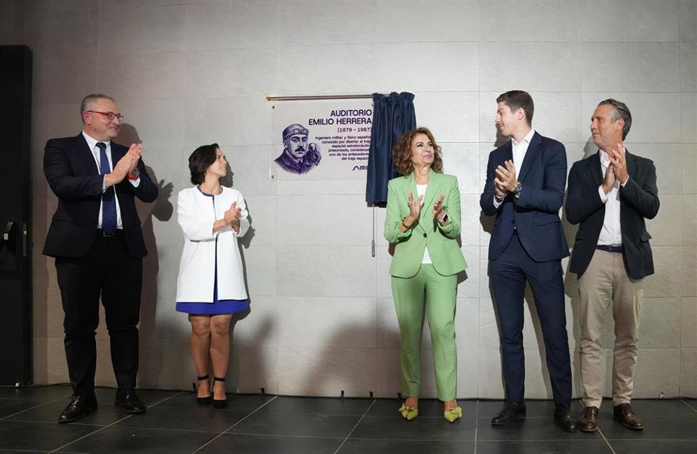 La vicepresidenta primera del Gobierno y ministra de Hacienda, María Jesús Montero (3d), participa en el homenaje al ingeniero Emilio Herrera con la rotulación con su nombre del salón de acto de la Agencia Espacial española (AEE). A 24 de Octubre de 202