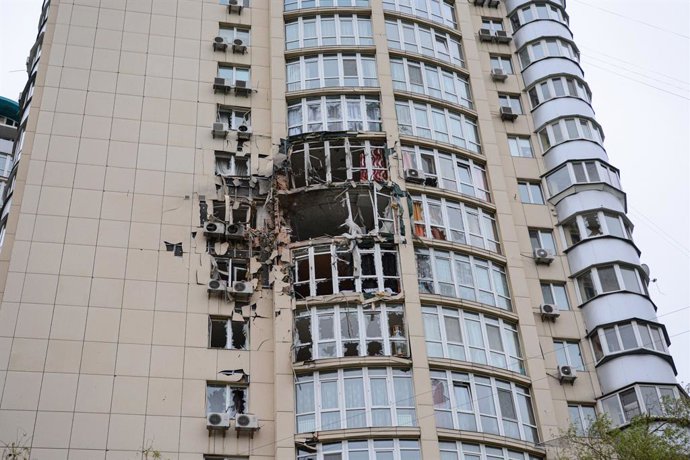 Archivo - Arquivo - 8 de maio de 2023, Kiev, Ucrânia: Janelas quebradas e uma fachada danificada de um prédio residencial em Kiev, vistas como resultado de um ataque militar russo com drones Shaheds de fabricação iraniana. A Rússia atacou a Ucrânia à noit