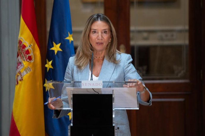 La portavoz del PP en el Senado, Alicia García, durante una rueda de prensa, en el Senado, a 16 de octubre de 2025, en Madrid (España). García ha anunciado que la comparecencia del presidente del Gobierno en la comisión de investigación sobre todas las ra
