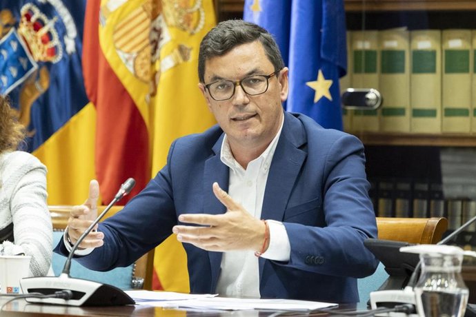 Archivo - El consejero de Obras Públicas, Transportes y Vivienda del Gobierno, Pablo Rodríguez, en comisión parlamentaria