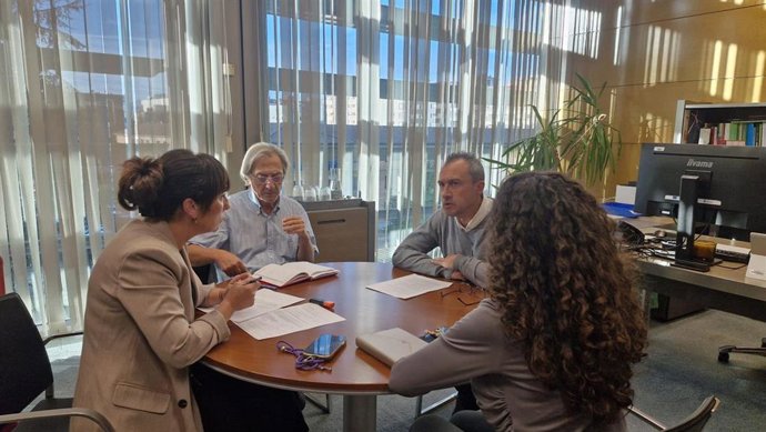 El consejero de Ordenación de Territorio, durante la reunión con la directora general de Memoria Democrática, Begoña Collado, y el director del Instituto de la Memoria Democrática de Asturias, Pedro Jesús Rodríguez.