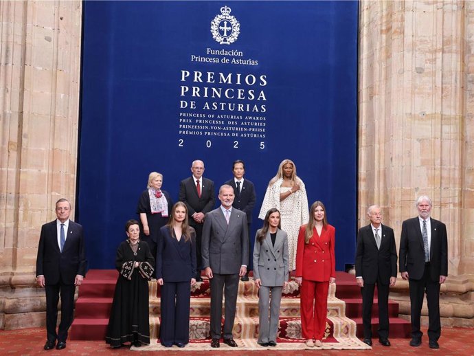 Foto de familia durante la recepción de los Premiados Princesa de Asturias 2025 en el Hotel de la Reconquista
