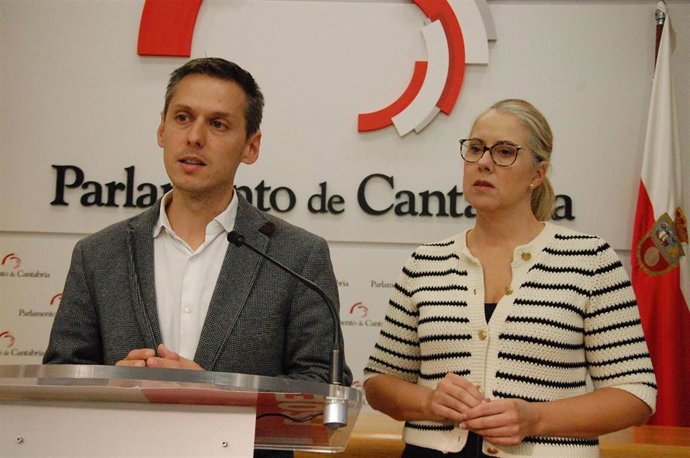 Los diputados del PSOE Mario Iglesias y Norak Cruz