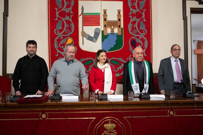El  alcalde de Zamora, Francisco Guarido (2i), la ministra de Juventud e Infancia, Sira Rego (c), y el  alcalde de Beit Jala, Issah Farah (d), asiste al acto de hermanamiento entre las localidades de Zamora y Beit Jala (Palestina).