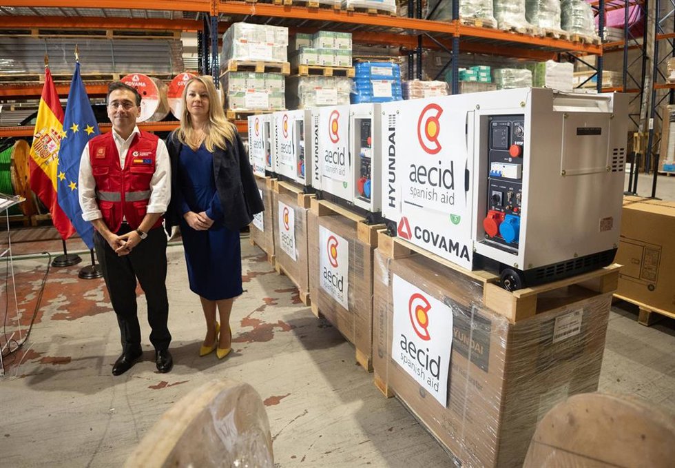 El ministro de Asuntos Exteriores, Unión Europea y Cooperación, José Manuel Albares, acompañado por la embajadora de Ucrania en España, Yuliia Sokolovska, supervisa el envío de 70 generadores a Ucrania