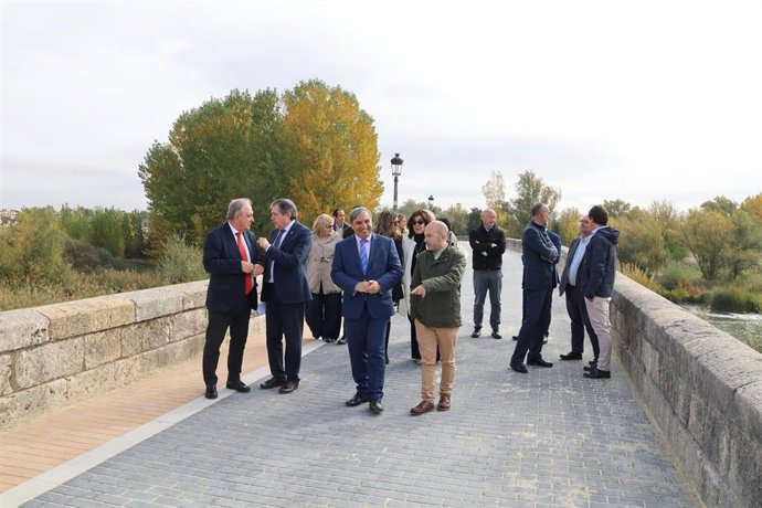 El consejero de Movilidad y Transformación Digital, José Luis Sanz Merino, visita las obras realizadas en Villamuriel de Cerrato (Palencia).