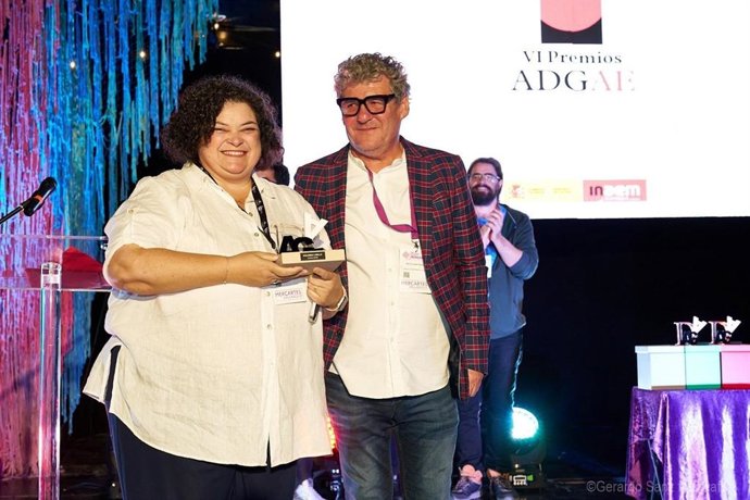 La técnica de Cultura y Ciudadanía de la Diputación de Sevilla, Dolores Lobillo, recibe uno de los premios concedidos por la Asociación de Empresas de Distribución y Gestión de las Artes Escénicas (Adgae).