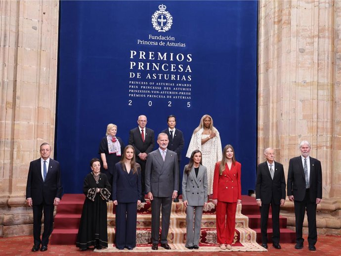 Foto de familia durante la recepción de los Premiados Princesa de Asturias 2025 en el Hotel de la Reconquista