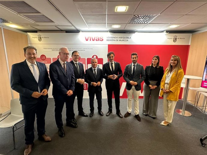Javier Rollán, Antonio Navarro, José Hernández, José Ramón Blázquez, Jorge García Montoro, José Francisco Lajara, María Dolores Gil y Beatriz Menéndez, en el estand del Gobierno regional durante la feria RESIDE 2025
