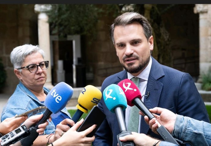 El consejero de Presidencia, Interior y Diálogo Social, Abel Bautista, atiende a los medios en la sede de Presidencia en Mérida