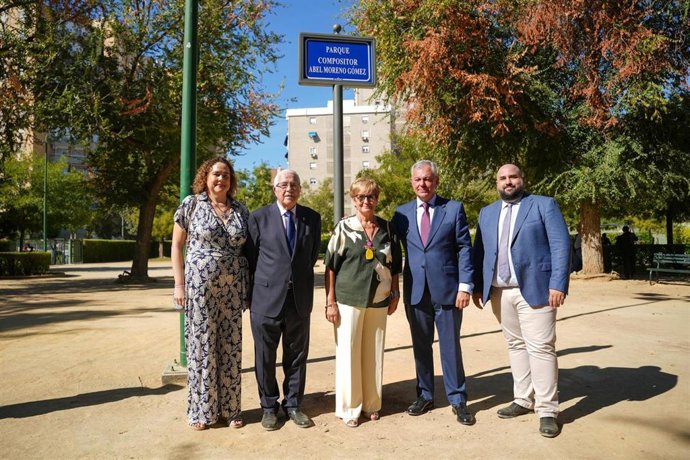El alcalde de Sevilla, con Abel Moreno y familiares, tras el acto de rotulación de unos jardines en Nervión dedicados al director y compositor musical nacido en Encinasola.