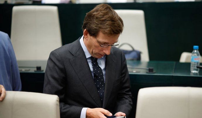El alcalde de Madrid, José Luis Martínez-Almeida, durante un pleno extraordinario del Ayuntamiento de Madrid, en el Palacio de Cibeles