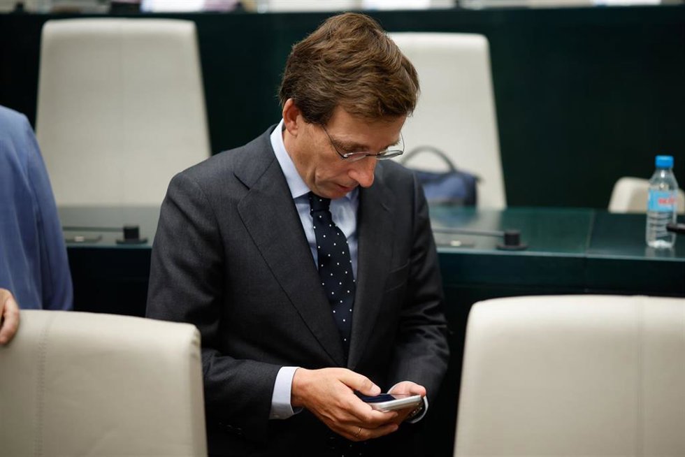 El alcalde de Madrid, José Luis Martínez-Almeida, durante un pleno extraordinario del Ayuntamiento de Madrid, en el Palacio de Cibeles