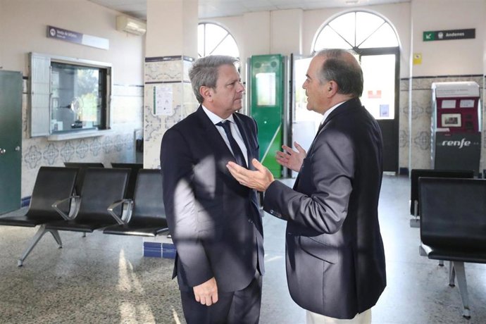 El secretario de Estado de Transportes y Movilidad Sostenible, José Antonio Santano, y el alcalde de Talavera, José Julián Gregorio.