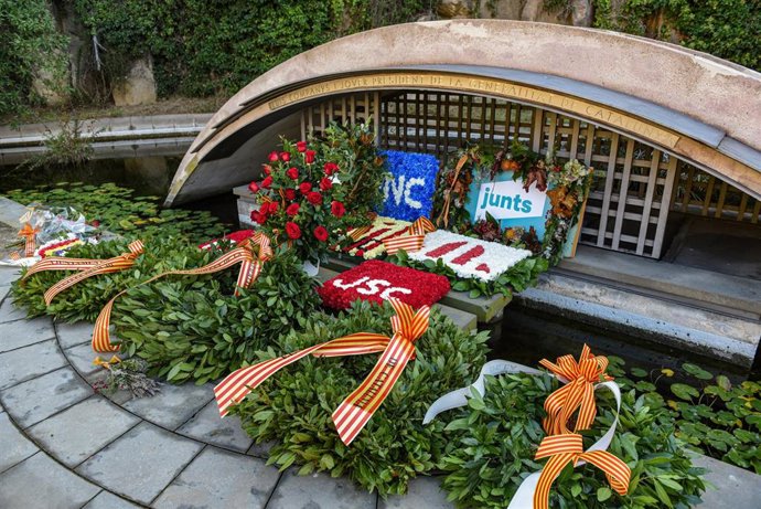 Ofrenda floral en la tumba del expresidente de la Generalitat, Lluís Companys, en el Cementiri de Montjuïc, a 15 de octubre de 2025, en Barcelona, Catalunya (España). Lluís Companys fue un político de ideología catalanista y republicana, líder de ERC. Fue