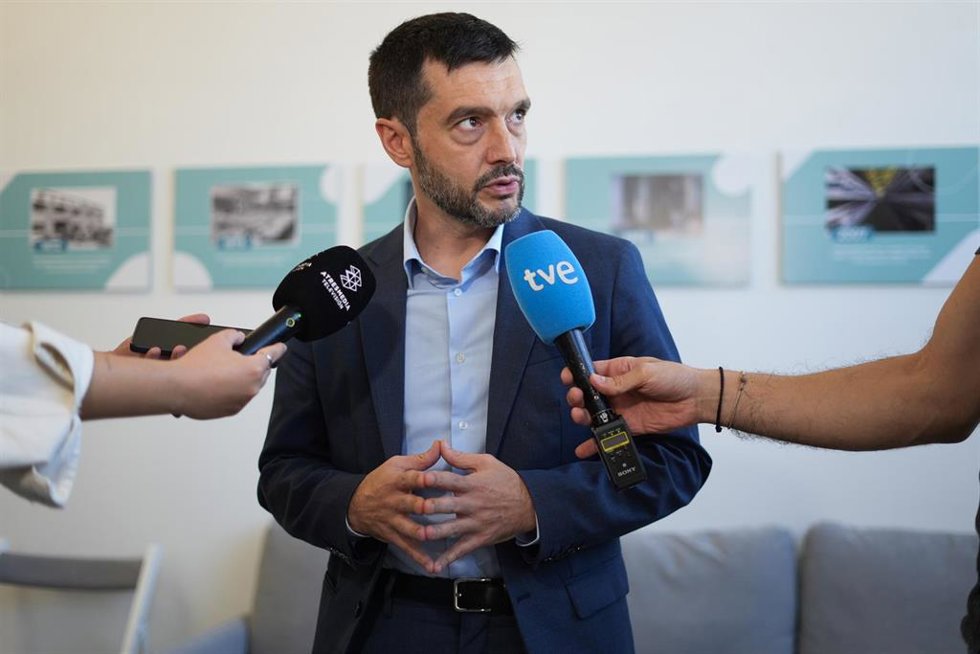 El ministro de Derechos Sociales, Consumo y Agenda 2030, Pablo Bustinduy, atiende a los medios de comunicación, a 24 de octubre de 2025, en Sedaví, Valencia, Comunidad Valenciana (España).