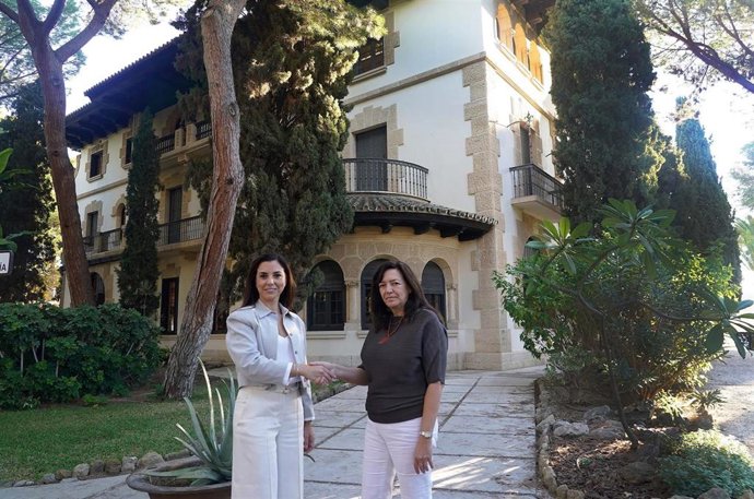 La directora de División de Actividades, Comunicación e Imagen de la Fundación Unicaja, Cristina Rico, y la decana del Colegio de Arquitectos de Málaga, Susana Gómez de Lara