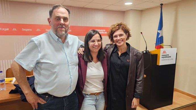 La candidata de ERC a la alcaldía de Lleida para 2027, Jordina Freixanet, junto al presidente de ERC, Oriol Junqueras, y la secretaria general, Elisenda Alamany