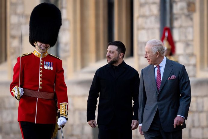 24 de outubro de 2025, Reino Unido, Windsor: O presidente ucraniano Volodymyr Zelensky, o rei Carlos III e o major Ben Tracey antes de inspecionar uma guarda de honra no Castelo de Windsor. Foto: Aaron Chown/PA Wire/dpa