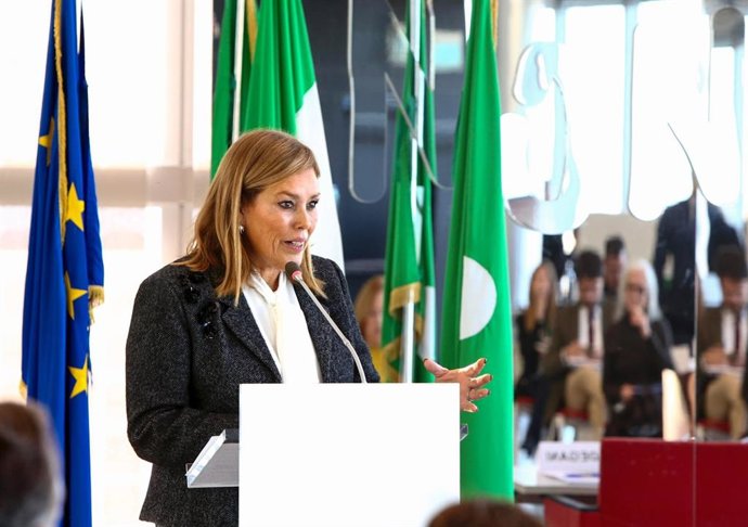 La presidenta del Parlamento de Canarias, Astrid Pérez, en un encuentro de la CALRE