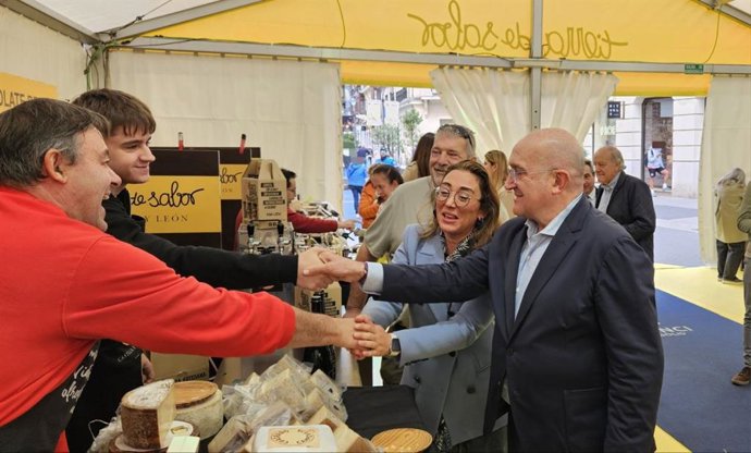La consejera de Agricultura, Ganadería y Desarrollo Rural, María González Corral, inaugura la carpa de Tierra de Sabor instalada con motivo de la Seminci 2025 junto al alcalde, Jesús Julio Carnero