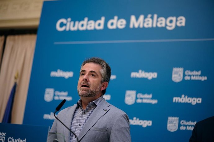 El concejal del equipo de gobierno, Carlos Conde, en rueda de prensa