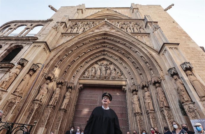Archivo - Un miembro del Tribunal de las Aguas de València